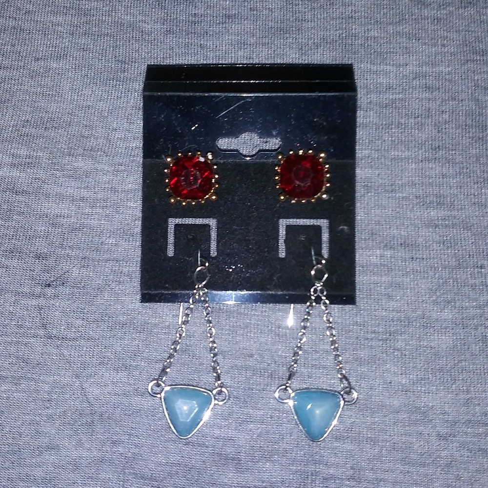 💜Square red posts w/ blue dangly triangles.